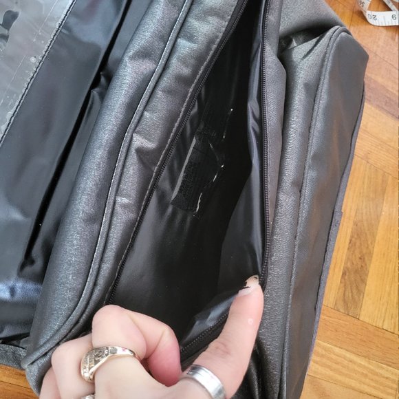 Shiseido Limited Edition Tri-fold Traveler (Bag only) - Picture 13 of 14